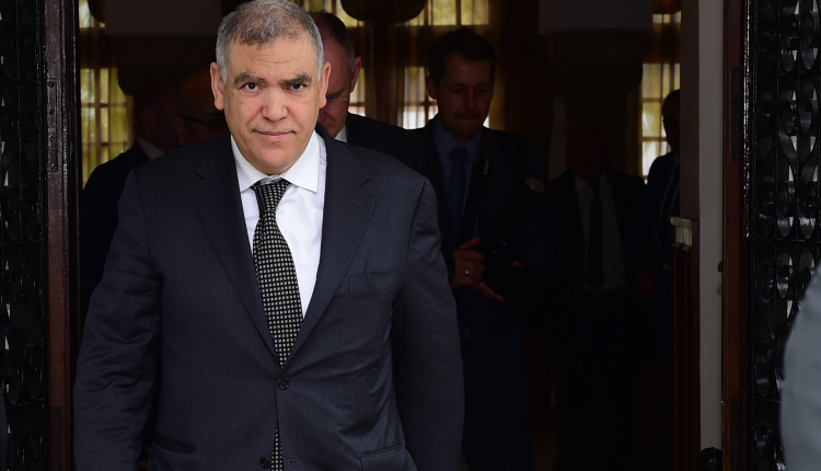 وزير الداخلية يعقد جلسة عمل مع نظيره القمري