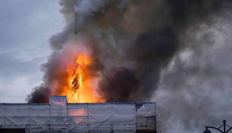 عاجل..حريق ضخم يلتهم بورصة كوبنهاغن وانهيار البرج التاريخي (بالفيديو)