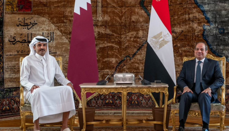 مباحثات تجمع أمير قطر والرئيس المصري للتوصل الى وقف إطلاق النار في غزة