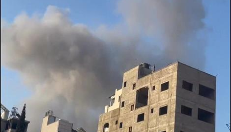 نزوح واسع.. توغل إسرائيلي غرب غزة واقتحام مقر "الأونروا"