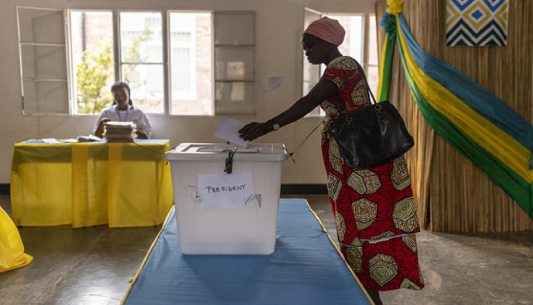 الناخبون في رواندا يصوتون بانتخابات يتوقع أن تمدد حكم كاغامي