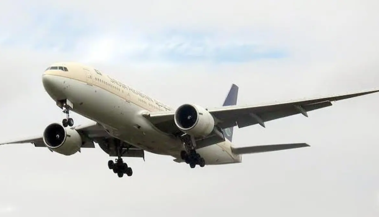 هبوط طائرة سعودية في باكستان.. بعد اصطدام طائر بمحركها