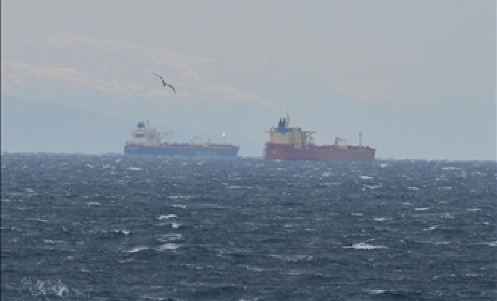 "حادث انقلاب ناقلة تحمل 1.5 مليون لتر من النفط قبالة سواحل الفلبين"