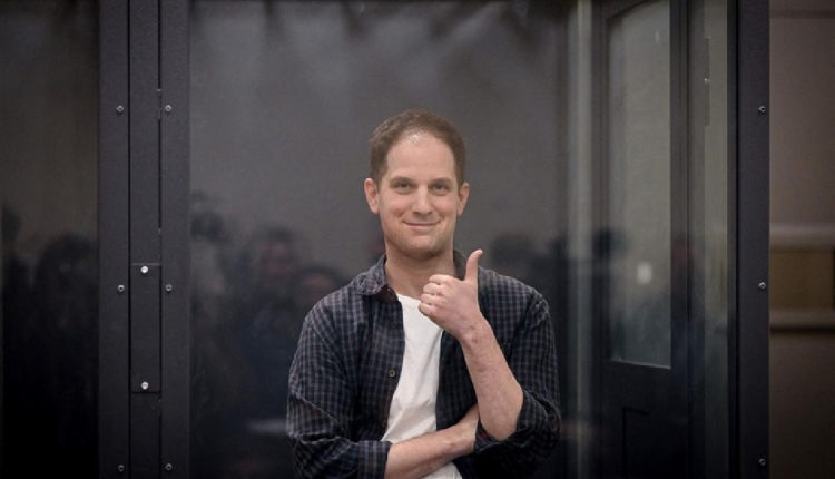 الإدعاء الروسي يطالب بسجن صحافي أمريكي 18 عاماً