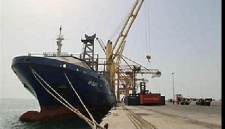 إصابة سفينة تجارية قبالة ميناء الحديدة اليمنية