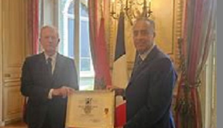 فرنسا توشح عبد اللطيف حموشي بوسام الشرف