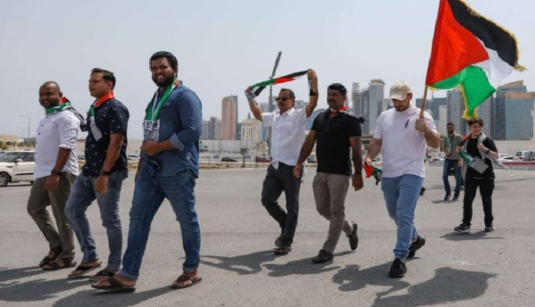 الكوفية والراية الفلسطينية تزينان ساحة مسجد الدولة في قطر خلال جنازة إسماعيل هنية