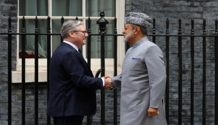 سلطان عمان ورئيس الوزراء البريطاني يناقشان المستجدات الإقليمية والدولية