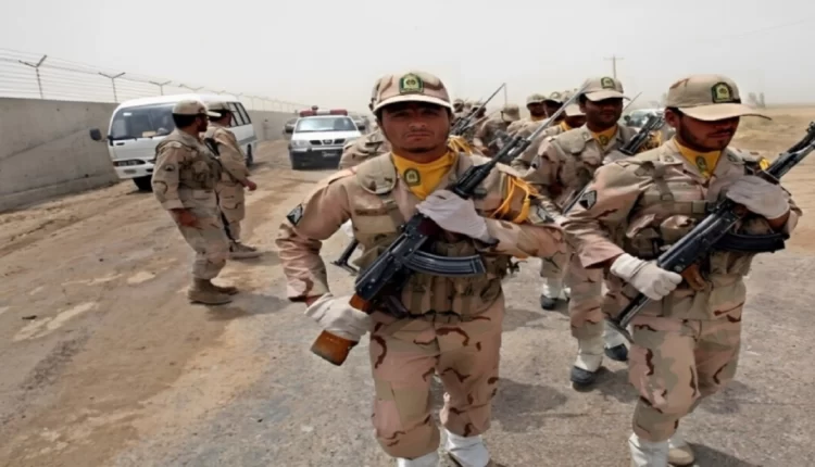 مصرع ثلاثة جنود في قصف مسلح قرب الحدود مع باكستان