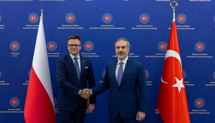 وزير الخارجية التركي يلتقي رئيس البرلمان البولندي