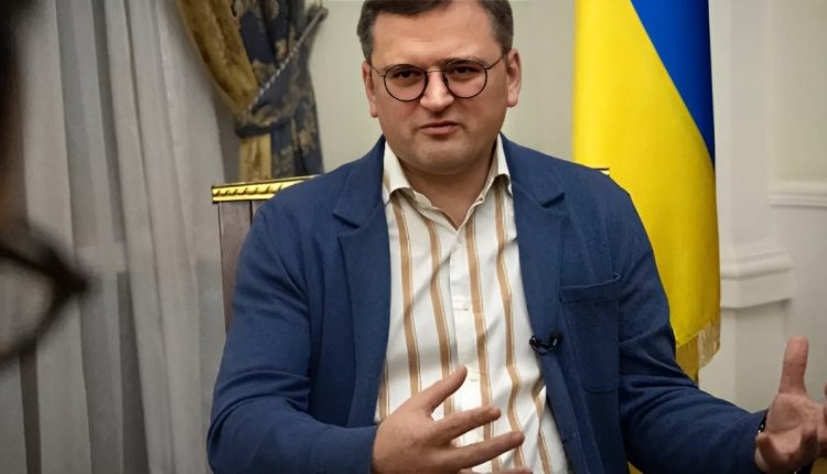 وزير الخارجية الأوكراني يسلم خطاب انسحابه إلى البرلمان