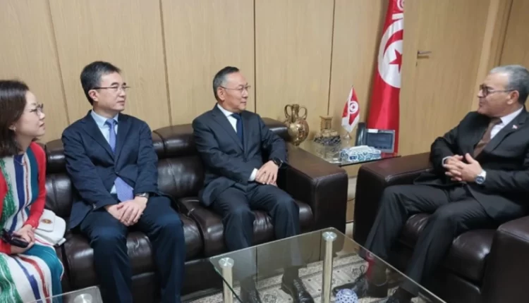 تونس والصين تناقشان آفاق الشراكة والاستثمار بصناعة النسيج