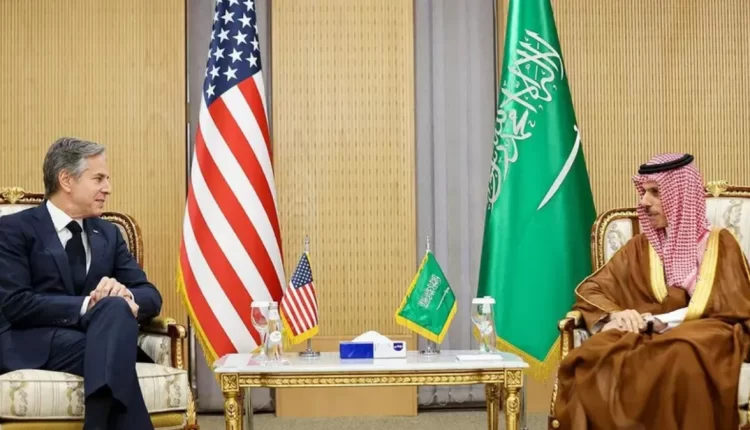 بلينكن يتباحث مع نظيره السعودي حول مستجدات التصعيد في المنطقة