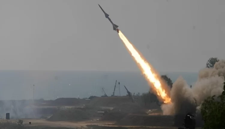 صواريخ على تل أبيب وحزب الله ينفي التوغل الإسرائيلي بلبنان