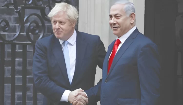 جونسون من خلال مذكراته: عثرنا على جهاز تنصت في حمامي بعد أن استخدمه نتنياهو