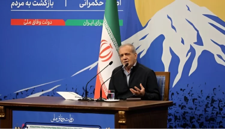 عالم سنّي في إيران يطالب بزشكيان بتخفيف الإعدامات والضغوط عن السكان