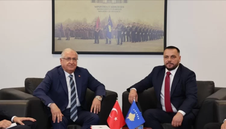 وزير الدفاع التركي يستقبل نظيره الكوسوفي في بريشتينا