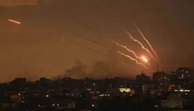إسرائيل ترصد إطلاق 50 صاروخًا من لبنان منذ صباح الجمعة