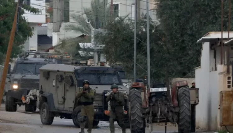 الجيش الإسرائيلي يعتقل 12 فلسطينياً في الضفة الغربية، بينهم طفل