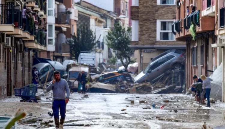 المغرب يرسل 24 شاحنة دعمًا لجهود تنظيف مدينة فالنسيا بعد الفيضانات