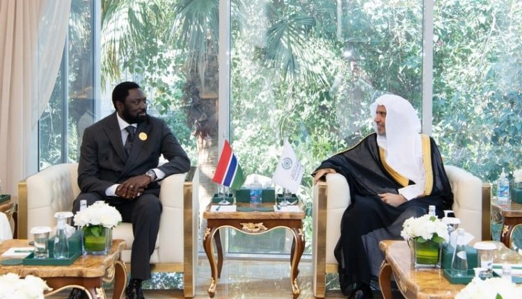 العيسى يلتقي وزيري خارجية غامبيا وغينيا لبحث سبل تعزيز التعاون في مجالات الحوار والقيم الإنسانية