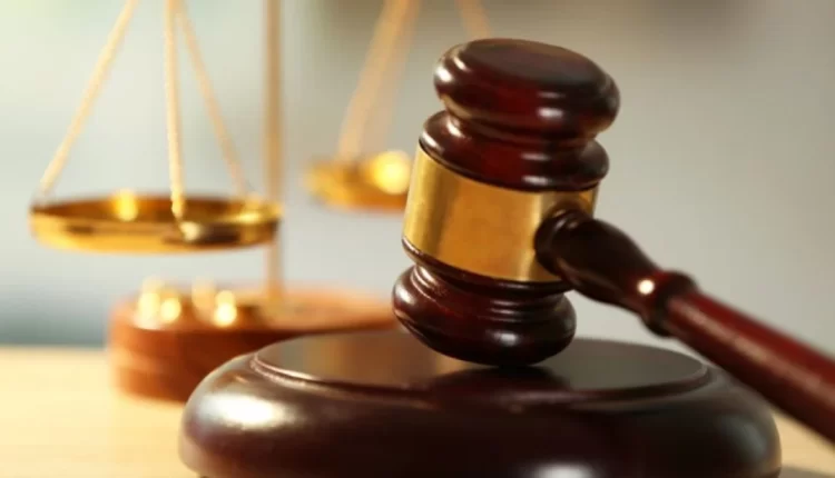 اعتقال قاضٍ ومحاميين في قضية سمسرة بالأحكام القضائية: تحليل قانوني