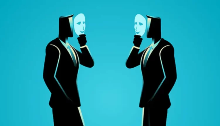 “نفاق المجتمعات: الوجه الآخر للمدح والتصفيق”