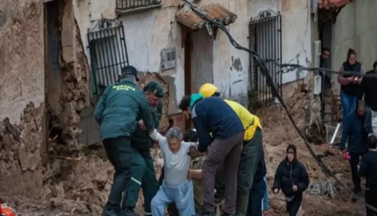 مقتل شخص أثناء تفقده لأضرار مدرسة في فالنسيا