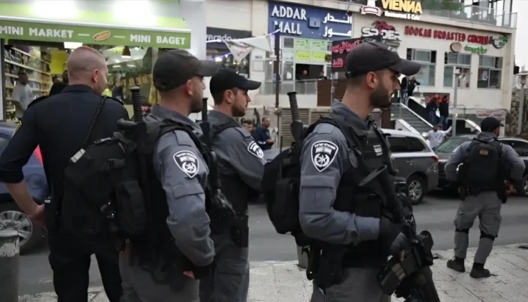 - Les forces israéliennes ont effectué des perquisitions dans les maisons des détenus devant être libérés.