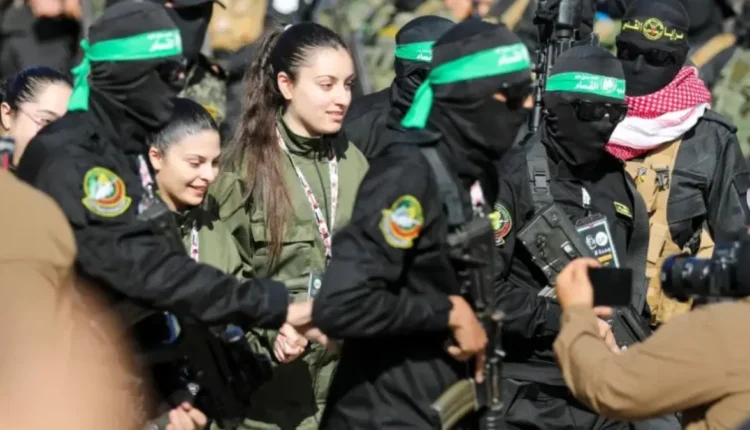 كتائب القسام تسلم 4 مجندات من جيش الإحتلال