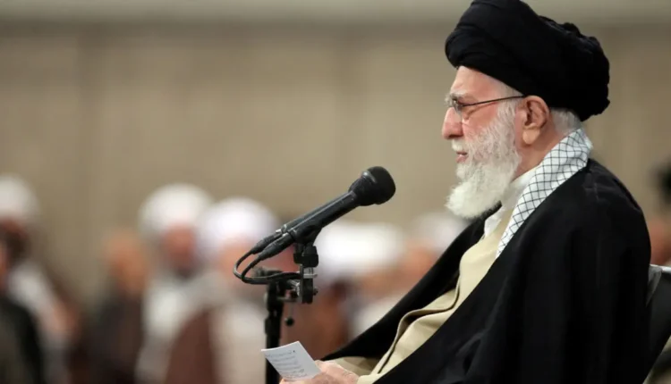 إحتمال التغيير في إيران أقوى بکثير من بقاء النظام!