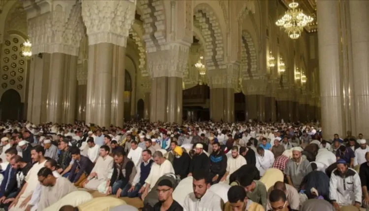 مساجد المغرب تعرف إقبالا واسعا من المصلين لأداء صلاة التراويح