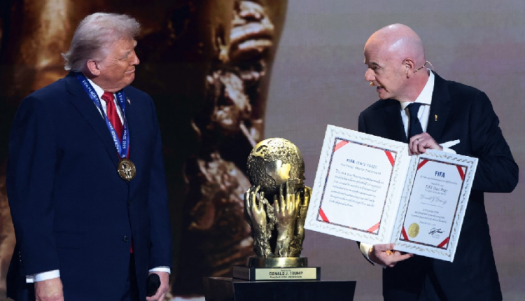 البيت الأبيض يدافع عن جائزة الفيفا لترمب ويهاجم منتقديه