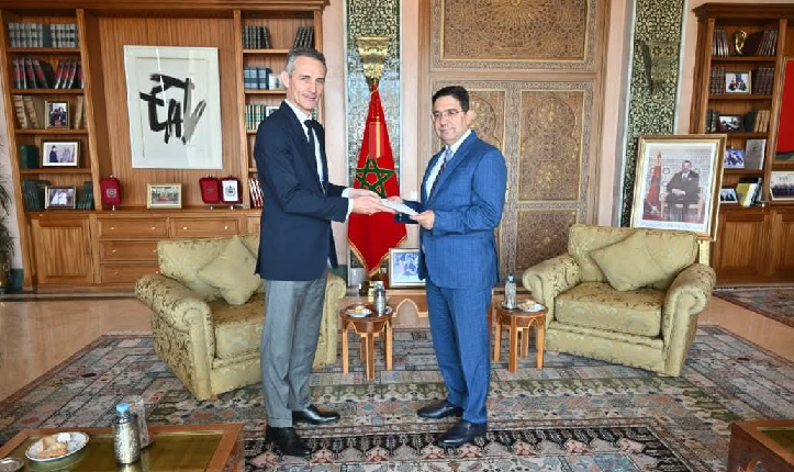 السفير الفرنسي الجديد يقدم أوراق اعتماده لبدء عمله في المغرب رسميا