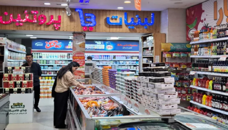 التضخم يفاقم الأزمة المعيشية ويثقل كاهل الإيرانيين